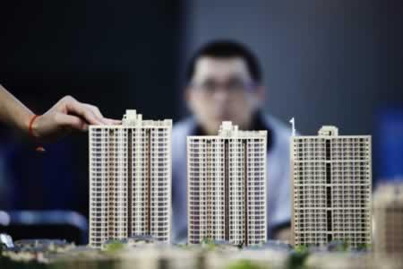 中原地产研究中心统计数据显示，5月楼市整体成交回暖，同比、环比齐升。    　　5月，一线城市新房成交面积平均环比继续上涨，环比涨幅达到了20.1%，其中北京上涨最明显，新房成交面积环比上涨了42.5%，同比也上涨了10.5%。上海、广州的新房成交量也有明显增长，与2019年同期基本持平。    　　二三线代表城市新房成交面积同比、环比均有不同程度上涨。二线城市新房成交面积平均环比上涨了35%，其中最为典型的上涨城市为温州，上涨了120%，武汉上涨了81%。三线代表城市新房成交面积环比上涨22.1%，韶关涨幅较大，扬州、东莞涨幅均在10%以内；从同比来看，整体上涨14.0%。  　　来源：房讯网