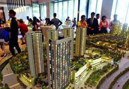 　相比往年，深圳今年的楼市小阳春来得要晚一些。  　　深圳住建局房产信息平台显示，五月新房成交4788套、二手房成交9042套，两个数据同比去年同期相差大约0.1%，出入不大。而放在过往6个月的时间轴内比较，深圳目前的成交量已经在疫情低谷之后逐渐上扬。乐有家、诸葛找房等多个第三方机构数据显示，深圳二手住宅均价已于今年四月上涨到了6万+元/㎡，并持续上行。  　　量价齐涨的5月，不少人已不满足于按揭贷，正尝试利用信用贷来撬动房产，寄望分羹深圳楼市，“买到就是赚到”的投机风开始出现苗头。    　　然而硬币的另外一面，信贷违约的魅影却在悄然闪现，一些银行客户经理好几年都不曾遇到的抵押贷款逾期业务和断供业务开始抬头。部分银行已经开始警惕小微企业贷款潜存的逾期风险；抵押贷展期的状况也让不少客户经理变得“胆小”了起来：对小微企业的贷款审查变严格了。  　　这个夏天缤纷而焦灼。在资金链紧张边缘挣扎的企业、苦于供楼的个人、正灵活套取各种信贷产品投入楼市打新的淘金客们，共同构成深圳楼市魔幻小阳春的一道独特风景线。  　　楼市断供和抵押贷逾期抬头  　　在中国农业银行深圳一支行零售信贷部工作近十年的林丽最近有些烦。服务中小微企业客户近十年，她五月份手头已经接手了两笔贷款逾期业务。过去，她好几年才会遇到一笔贷款逾期业务。这段时间，银行客户经理们好几年都不曾遇到的贷款逾期“黑天鹅”业务如今开始出现了。  　　另一银行经理张敏也不幸踩雷。她的这位客户在深圳宝安区沙井经营了一家四五十人规模的模具厂。前后十几年，历经2008年金融危机，工厂业务整体平稳，老板在今年春节过后也就没太在意疫情对业务带来的冲击。孰料上游大客户四月底临时告知订单要减半，模具厂的经营状况开始断崖式下滑。    　　“中型企业一般预留两三个月现金。开小厂的老板基本都是一有钱就立刻投入生产了，也很少有心思搞副业做投资，老板也就预留了一个月现金。现在撑不过来，已经办了贷款展期。”张敏言及这一切不甚唏嘘，以前银行面临的企业抵押贷逾期情形无非是企业间闹经济纠纷。如今，经手的抵押贷逾期业务不少源于产业链传导而来。  　　幸运的是，林丽和张敏经手的客户都办理了贷款展期，这在往年是不大可能的。  　　今年3月，《关于对中小微企业贷款实施临时性延期还本付息的通知》（下称“《通知》”）允许小微企业还本付息日期延至2020年6月30日。这也让资金紧绷，一时间难以还款付息的企业获得了喘气的机会。  　　相对于小微企业逾期，个人按揭贷款暂时稳定，但也有国有银行深圳分行人士向第一财经记者表示，按揭违约相比去年同期有增加，多是因公司倒闭失去供房收入。  　　“以前每个月大概有几个客户断供；最近每个月大概有十几个客户咨询断供的事情，但是91视频入口观看也会综合贷款人情况办理延长贷款期限、转按揭，走到出售房屋那一步的客户还不多。”上述国有银行深圳一分行人士直言，但是这类现象有增多苗头。  　　对于部分银行人士感受到的贷款客户的微妙变化，经营小微企业的业内人士、拍卖人士有着类似的感受。  　　常年活跃在企业圈、拍卖圈的王昌尔向第一财经记者表示，“91视频入口观看目前接手的拍卖资产比去年同期有增加但不明显，下半年会慢慢多起来，毕竟走完拍卖流程也需要时间。”  　　多位银行人士在接受第一财经记者采访之际均有表达，抵押贷逾期、个人房贷断供的现象开始慢慢“抬头”了，但是断供“潮”尚未到来。这其中的原因在于，深圳的房价抗跌性强。即便企业主无路可走将房子入市也能录得一个看涨的估值，不至于走到面临破产起诉查封拍卖及缴纳违约利息、个人征信上榜银行“黑名单”的窘境。  　　即便如此，部分银行已经开始警惕小微企业贷款潜存的逾期风险。  　　“91视频入口观看支行行长在周会上也提到了这点，让大家最近多梳理手头的中小微企业客户，摸底企业的经营情况、产业链上下游状况，跟企业客户沟通频度要密一点。”林丽直言。  　　抵押贷展期的状况也让不少客户经理变得“胆小”了起来：对小微企业的贷款审查变严格了。  　　“三四月，有小微企业贷款贴息政策支持的时候，银行贷前审查需要到企业经营场所拍照存档，审核红本房屋估价的七成、公司一年流水的六成能否覆盖贷款额度，才能敲定放款与否；现在91视频入口观看还会查验小微企业上年度营业收入及净利润、上年度纳税额、员工人数、近两年纳税证明及近三年财务报表等资料。”  　　一位不愿具名的股份制商业银行福田区支行的负责人士透露，悄悄收紧放款门槛是考虑到企业展期、续贷现象开始增多，不想造成银行不良资产增多。  　　“淘金客”套用信贷资金  　　即便风险隐现，个人按揭贷仍是深圳各大银行的香饽饽。  　　据乐有家研究中心数据监控显示，2019年至2020年4月深圳一共交易了15万套房子。其中一次性付款占比不到1成，15万套房子里有13万套便采用了按揭贷款的支付方式。而不需要抵质押或者第三方进行担保的信用贷在部分银行的风头甚至盖过了按揭贷。  　　“我手头就排着四五个信用贷客户，都是些贷款信誉记录不错且个人收入来源有保障的客户。”民生银行深圳一支行的刘姓客户经理告诉第一财经记者。  　　如今的信用贷热度明显高于往年。多家银行人士言及信用贷，只是感受不一，但均向第一财经记者表示，信用贷相比去年有增加。  　　其实，受到不少人追捧的信用贷用起来也不是没有风险的。如果贷款人申请了信用贷并且已经用了，会在贷款人征信记录上有所体现。在申请住房按揭贷的时候银行可能会要求贷款人说明首付款的来源，如果提供不了首付款来源的证明，银行可能会要求贷款人提前结清贷款，甚至直接拒批。与此同时，深圳的多家银行都要求信用贷款三年内还清，少数银行要求贷款人的信用贷业务于一年内结清。  　　第一财经记者了解到，对于没有公司没有房产的贷款客户来说，一般银行提供的信用贷上限是三十万元，贷款人可以选择向两三家银行申请信用贷，筹得百万元资金。  　　换言之，贷款人通过信用贷工具适度加杠杆可以助力自身搭上买房的车；但另一方面，它的还款期限又会给到贷款人还款压力，信用贷不良也会直接影响个人按揭贷业务的申请、个人的征信记录等。  　　鉴于信用贷的诸多限制，这些敢于同一时间去找两三家银行申请信用贷，凑足百万元资金投向楼市的客户，多半都对深圳楼市报以极高的热忱，且具有更强的购买力和更稳定的支付力。  　　“我经手的信用贷客户，一次性贷到三十万上限的基本上都是奔着二套房去的。”深圳一家股份制银行黄姓人士表示，深圳楼市这几个月价格持续上行给了不少刚需客和投资客上车的动力。  　　“信用贷一旦出现贷款逾期，因为缺乏抵押物清收很困难，91视频入口观看审批办理要求一直很严。但是深圳优质客户多，至少我经手的客户这两个月有增多，基本上都是在大企业工作的金领人群，去买房投资的。”黄姓人士续称，楼市的投资回报率给了加杠杆客户人群信心。  　　第一财经采访了一位凭借信用贷搭上二套房快车的淘金者张弛，在深圳打拼的十年，他亲眼见证了深圳楼市的快速上涨。  　　2010年的深圳新房价格是2字头（2万+）。其中变化最大的当属2015-2016年，深圳房价从3字头直接跳到到5字头，主因是2015年330政策放松了限购限贷，以及深圳整体经济大环境的迅猛发展。自2017年开始，政府严控楼市，打击炒房投资客，为保障刚需权益推出了系列新政，才促使深圳新房价格渐趋平稳，近3年涨幅仅3%。  　　乐有家研究中心数据显示，十年间深圳房价总涨幅178%，领先国内诸多城市。今年疫情期间，深圳楼市仍呈上涨之势。此前，深圳二手住宅均价还在5.7万元/㎡水平，到2020年4月，均价上涨到了6万+元/㎡。同时，楼市成交也快速回暖，5月深圳二手住宅过户量再度突破8000套，创近半年新高，但距离去年末还略有差距。  　　在张弛及他身边的人看来，房子无疑是实现财富快速增值及拉开阶层差距的第一大法宝。这也令他及身边人动用信用贷撬动二手房的信心和兴趣度大增。  　　高涨的楼市看不到终点  　　敢于加杠杆背后，是大多数深圳人笃信深圳楼市供需不平衡的局面暂时难以得到改变。  　　根据深圳市土地交易中心数据显示，2006-2019年间，深圳累计住宅供应730578套，年均5.2万套，放在长时间周期中，年住宅供应呈曲线下行之势；与之对应的是，常住人口从2006年的846.43万人，增加到2019年的1343.88万人，累计增加接近500万人，呈整体上行之势。  　　同时，土地供应结构性失衡，工业、商业类用地供应多、住房用地供应少的局面十余年间并未得到扭转。美联物业根据官方公开出让的土地数据统计显示，过去14年里，深圳居住、商业、工业三类用地结构的分别占比分别是：17%、10%和53%。  　　结构性失衡推导下，深圳购房需求在三月疫情缓和后便密集释放，市场快速从四月份的部分片区过热到现在量价齐升。  　　同时，房企们的拿地信心也正在快速被点燃。5月，深圳房企龙光地产拿下的深圳前湾片区地块，以总价116亿元占据5月全国住宅用地成交总价榜首，每平米可售楼面价超过8万元。  　　楼市热情不褪，投机风开始出现苗头，给调控再度加压。以5月为例，深圳市住建局的调控动作接二连三。  　　5月22日，住建局亲临地产中介机构现场检查，TaTa公寓、鸿荣源·壹方中心、星河丹堤、金亨利首府等一批挂牌价明显高于近期真实成交价的房源被迫下架。5月26日，针对网友投诉网红盘华强城捂盘惜售、沙井海岸城偷收喝茶费等问题，深圳市宝安住建局要求片区所有住宅新盘采取委托公证公开认筹筹钱选房的形式予以销售。  　　高价房源下架、捂盘惜售内定房源被约谈，再到近两日福田区棚改炒作遭住建局打压……主管部门操作基本上对症下药，步步紧跟，以防楼市过热。  　　住房“盘子小”的深圳也正在通过增大住宅供应，寄望打破楼市过热困局。  　　5月初，深圳发布的《2020年度建设用地供应计划》显示，年内计划供应1200公顷建设用地，与2019年计划供应量持平，其中居住用地为293.2公顷。这一居住用地的供应比例较往年有所上升，年内计划供应面积较2019年实际供应面积增加了50%。  　　这个6月，备受瞩目的光明金融界项目已经开放展示中心，而全民瞩目的润玺一期年内也将会入市。整体来看，“买到就是赚到”投机心理、刚需客的快速上车心理、开发商的拍地热情等都给深圳楼市按下了快进键。但平抑深圳房价增长，彻底打破供求不平衡的主逻辑仍将是一个漫长的过程。  　　来源：第一财经网