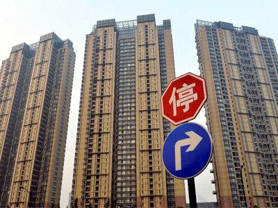 据不完全统计，今年前5个月已有20余地出台租房新规，涉及房源、租金、安全、监管乃至户籍等诸多方面，快来看看有你将去的城市吗？    　　9地保障租赁住房供应  　　日前，58安居客房产研究院发布重点城市租房趋势报告显示：4月份，北京、广州、深圳新增房源量依次环比上涨31.4%、28.9%和45.4%；新一线城市代表如成都、杭州、天津等新增房源量涨幅更高，分别为61.7%、70.3%和56.6%。  　　58安居客房产研究院分院院长张波认为，二线城市出现部分区域房源供给量明显增长等和城市的市场环境有着直接关系。事实上，据中新经纬客户端不完全统计，今年以来，已有9地明确租赁住房建设计划或增加供应措施。    　　其中，济南明确，通过3年试点工作，每年新增租赁住房120万平方米；杭州住保房管局确定2020年筹建完成蓝领公寓1.5万套(间)的目标任务；绍兴计划自2020年起到2024年，建设2.2万套人才租赁住房。  　　此外，长沙、武汉两地政府表态允许将符合条件的非住宅存量房屋改造为租赁住房，深圳住建局就“商改租”有关事项公开征求意见；广州、郑州两地鼓励利用集体、国有或自有土地建设租赁住房，前者给予补贴，后者将相关项目列入地方租赁住房建设计划；合肥还明确，将个人出租自有住房每平方米奖励从12元提高6元至18元。  　　易居研究院智库中心研究总监严跃进指出，2015年、2016年的时候中央和住建部就提出要大力发展租赁市场，到现在差不多已经五年的时间。在这个时间节点上，各地效果如何需要评估，今年也要加快完成发展。  　　严跃进表示，从实际过程看，有些地方积极增加土地供应，有些地方从存量物业的改造、更新等方面予以支持；有些地方明确政策性租赁住房和市场化租赁租房方面可以进行创新。各地手段不同，但都有力地促进了当地的租赁市场。  　　严跃进认为，现在的问题是上面提到的手段都是供应端的，是多主体供应、多渠道保障的导向。接下来的工作是强化租售同权，让更多人去租房子，这就是需求端的内容。供应端和需求端做好，后续的租赁市场才能更好的健康发展。  　　6地新规缓解租房压力  　　58安居客房产研究院发布的《2020一季度租房趋势报告》显示，租金作为租客的重要生活开支，在总收入中占有不小的比重。48.7%受访者表示租房消费占比较高，排在各种生活消费之首。在该报告的受访对象中，有20%的受访者月租金占月收入比重超过30%。  　　针对过高的租金开支，6地从两方面着手出台新规帮租客“排忧解难”。  　　公积金提取方面，4月起，沈阳提高租赁住房提取限额。其中，房屋坐落地址在沈阳市区的，限额由1200元/月提高至1400元/月；4月起，济南提高职工个人租赁商品房提取定额，从9600元提高到12000元；5月7日，东莞宣布将租住本市住房提取比例上限提高至70%、额度上限提高至1800元/月。  　　济南住房公积金中心工作人员表示，提高商品房租赁提取额度，有助于发展济南市租赁住房市场，缴纳公积金的双职工家庭平均每月可提取2000元，在相当程度上改善家庭居住条件。  　　在租房补贴方面，南京明确，符合申领条件的博士、硕士、学士按每人每月2000元、800元、600元享受最长36个月的住房租赁补贴；广州番禺区表示，对符合相关条件的高层次人才提供最高50万元(税前)的购房补贴或给予所租房屋的50%租金补贴；青岛指出，推进城镇住房保障家庭租赁补贴工作，将2人户、3人户保障面积标准在原基础上各上调15平方米。  　　青岛住建局认为，推进住房租赁补贴保障工作，是健全 “多主体供给、多渠道保障、租购并举”住房制度的具体举措。各级有关部门要以保障城镇住房困难家庭的基本住房需求为立足点，以解决新市民的住房困难为出发点，进一步拓宽保障范围，加大保障力度。  　　7地新规关注租房安全  　　除了房源和租金，租房安全也是不少地方政府关注的重点。  　　以珠海、济南为代表的地方政府较为关注房屋本身的质量安全，两地先后出台出租屋管理办法征求意见稿。其中，珠海拟规定出租住房不得分隔搭建后出租，厨房、阳台、卫生间等不得出租供人员居住；济南拟规定不得改变原有房屋的空间布局结构，不得按床位出租等。  　　另一些地方政府则更为关注租赁机构安全，如湖南、河北为规范省住房租赁市场行为，引导住房租赁双方使用规范化的租赁合同，促进住房租赁市场持续健康发展，启用全省统一《住房租赁合同》示范文本；  　　再如南京为保护租赁当事人的合法权益，规范住房租赁经营行为，要求市内所有的住房租赁机构建立租金托管制度，且需在商业银行设立唯一的租金专用账户，专户信息应在南京网上房地产网站公布。  　　无独有偶，4月初西安也就《住房租赁资金监督管理实施意见》公开征求意见，该市拟规定“托管式”租赁企业在开展业务前需与商业银行签订《住房租赁资金监管协议书》，并在监管银行开立存量住房租赁交易资金监管专用账户。  　　不过，最为严苛的当属合肥，该市拟对住房租赁企业进行信用考评，分别为五星、四星、三星、二星、一星、无星。其中，一星级企业为信用警告对象，无星级企业为失信惩戒对象，列入失信黑名单，实施联合惩戒。  　　对此，合肥市住房租赁协会秘书长伍艳表示，主管部门推出信用评级考核办法，主要是对合规经营的企业提供鼓励和促进，对违规经营的企业进行打击和披露，同时为合肥新市民在选择合规靠谱的住房租赁企业方面，提供明确和明示化的标准和规范。  　　还值得一提的是，4月22日，广东省住房和城乡建设厅与人民银行广州分行签订《合作备忘录》，首次将公租房违规行为，包括违规享受公租房、违规申请租赁补贴等纳入人民银行征信系统。  　　此外，6月1日起，济南全面取消落户城镇条件限制，提供人才、院校学生、居住、就业、投靠等六种落户途径。严跃进分析称，“居住途径落户”提到了租房落户，这有望成为今年济南租赁市场发展的一个突破口，租赁市场需求将会增加。  　　来源：中新经纬