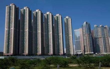 因虚假宣传构成不正当竞争行为，山东济南一房企被罚44万元。  　　4月30日，绿地北展济南置业有限公司在对某单位团购促销中发放载有“济南市政府将搬迁至先行区”不实信息的宣传材料。山东省市场监督管理局认定上述行为违反《中华人民共和国反不正当竞争法》第八条规定，构成虚假宣传的不正当竞争行为。近日，该公司被处以44万元的行政罚款。    　　最近一两年，“济南市政府将搬迁至先行区”的信息，一直都是网络传闻，从来没有任何正式“官宣”。在这种情况下，这家房企将其作为楼盘的宣传资料，显然是不合适的，也确实构成了虚假宣传。  　　很多人或许会疑惑，这种找不到确切官方消息源的信息，不能作为宣传依据，难道不是常识吗？相关房企会不知道？房企对这种“虚假宣传”乐此不疲，只是把传闻当成可以利用的工具。    　　将没有事实支撑的模棱两可的信息，释放给购房者和社会，是开发商惯用的宣传套路。外部因素方面，开发商的宣传点主要聚焦这几个方面：第一，政府搬迁甚至是区划变动；第二，高新产业、知名大型商业综合体、优质教育资源入驻板块；第三，高铁、地铁、高架路等交通方面的规划；第四，楼盘周边重大不利因素的消失，比如化工厂、垃圾场搬迁等；第五，将还没定的学区，视为“囊中之物”。  　　当然，楼盘内部情况的虚假宣传，也不在少数。比如，交付实体房和样板房不符；小区交付后内部配套，与前期的宣传或者沙盘展现不符；精装修的材料使用，和前期宣传不符；宣传时称业主可以自由去顶楼，但交房后却发现不行等。  　　正因为这些方面事关相关楼盘的现实价值，比如能不能卖完，甚至能不能热销等，相关房企才会绞尽脑汁蹭外部因素的热度，或者想方设法“修饰”楼盘内部情况。在房企眼里，事情真假不重要，只要有购房者买账就行。  　　除了房企本身的主观原因，相关虚假宣传的出现，也离不开相关楼盘在管理和规范层面的工作不到位。现实中，很多楼盘的宣传口径都不统一，比如在某些宣传信息上，开发商和销售团队的说法不一；不同的销售人员，对同一事情说法可能也不一样；有的楼盘还会引入二手房中介团队，使得楼盘在宣传上更加混乱。  　　房企或者具体楼盘套路不断的虚假宣传，再加上自媒体的炒作，确实很容易以假乱真。由于现在多为期房，对于营销宣传无法及时验证。在这种背景下，购房者容易被套路也就不难理解。  　　所以，监管层面必须加大处罚力度，而不仅是“隔墙扔砖式”惩戒，真正提高违法成本，缩小虚假宣传的空间。  　　同时，不能总是“事后诸葛亮”。在楼盘前期的营销宣传中，相关部门也应该及时介入，并引导购房者强化防范意识、证据意识。当然，整个房地产行业，也需要基本的行业规范，要有“行业自律”。  　　来源：中国青年报