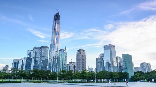 “现在福田中心区换办公室的客户，大多数都是因为今年经济收入不行，承受不起这么高的租金。”在福田中心区做写字楼出租工作的中介江先生告诉《华夏时报》记者，目前中小企业搬离福田中心区的情况越来越多。  　　中原盘源系统显示，目前福田中心区的空置率总体相对较高，但个盘差别挺大，平安金融中心空置率只有10%、皇庭广场空置率为9.5%。  　　在当前经济环境下，深圳全市写字楼一边是供应量充足，空置率不断攀升。另一边一波中小企业迫于成本压力正搬离市中心区，由此导致部分写字楼的空置率居高不下，租金不断下探，招租成为一大难题。    　　近三年写字楼供应持续走高  　　随着深圳全市写字楼空置率不断攀升，租金一路下行，不少写字楼面临招租难的窘境。今年以来，随处可见写字楼招租广告以及免租信息，各中介、房东为招租费了不少心思，但收效甚微。    　　第一太平戴维斯统计数据显示，深圳市2020年第一季度平均空置率结构性环比上升1.2个百分点，达26.2%。截至季末，深圳全市平均租金下降至201.7元/平方米/月，租金指数环比下跌1.6%。  　　而值得注意的是，供应增加无疑是深圳写字楼空置率攀升的主要推手。《华夏时报》记者根据第一太平戴维斯近年来发布的写字楼报告梳理得知，从2018年起，深圳写字楼供应量再呈上升走势。数据显示，2018年深圳全年累计供应量不足80万平方米，2019年深圳全年累计供应量达107.7万平方米。截至2019年底，深圳全市甲级写字楼总存量同比上升17.7%，至715.6万平方米。  　　与此同时，第一太平戴维斯预测，深圳2020年将迎来未来五年内的甲级写字楼供应高峰，全年预计累计共有134万平方米的新增写字楼面积交付，且未来五年新增供应总计达507万平方米。随着疫情结束和经济的发展，写字楼去化速度才可能得到相应变化，但租赁市场的竞争料将持续。  　　中小企业逃离福田中心区  　　“时常可以碰到一些中小企业换租、退租的情况，陆续搬离到租金更低的地段去了。”在福田中心区做写字楼出租工作的江先生对《华夏时报》记者表示，今年受疫情影响，一些中小企业为了节约租金成本以及员工的生活成本，搬离了中心区，有些甚至搬去了龙华、龙岗区。  　　陈女士所在的一家私募公司不久前便搬离了深圳福田中心区的平安金融中心。陈女士反映，一是平安金融中心作为地标级写字楼，租金始终维持高位，且议价空间不大；二是考虑到公司今年的整体效益不如往年。从福田中心区“逃离”后，陈女士所在的公司搬至岗厦地铁站附近，虽然还是在福田区，但岗厦总体的租金水平是平安金融中心租金的一半左右。  　　《华夏时报》记者了解到，平安金融中心的租金价位一直处于福田中心区最高水平，据中介沈先生表示，目前该写字楼的租金在350-500元/平方米/月。相比于周边其他写字楼200元/平方米/月出头的租金，平安金融中心作为地标，租金也高了一倍多。  　　让利招租情况难言乐观  　　“现在招租91视频入口观看不收取承租方任何中介费，如果能和91视频入口观看签约，91视频入口观看还可以和承租企业平分佣金。”中介江先生对《华夏时报》记者表示，尤其是有一波金融公司爆雷，集体退租，后面再招租就更难了，所以有些二房东也跟着“跑路”了。  　　沈先生在深圳福田区从事写字楼出租工作已超过10年，他告诉《华夏时报》记者，近1年来，深圳写字楼租金下降了20-35%。除报价有所下跌之外，出租方给承租企业的免租期、相应折扣等方面，都有较大的让利空间。  　　与此同时，虽整体租金议价空间拉大，但仍有不少中小企业迫于中心区高昂的租金压力，选择退而求其次，往租金价格低的地段撤离。而更有甚者，一些小型的公司甚至直接搬离深圳，向东莞、惠州转移了。  　　面对不断撤离的企业，沈先生表示：“现在业主都是在诚心招租，如果公司承租面积够大、公司资质也还可以，租金方面都是很好商量。”沈先生对《华夏时报》记者表示，由于此次疫情，业主方对于资质好的企业，都会给予较多的让利空间。  　　沈先生向记者透露，目前平安金融中心A座有空置写字楼出租，而对于入驻的企业，需要事先核实企业资质。对于资质较好的企业，出租方给出的租金会有较大的优惠。“一般大型企业过来都会比较受欢迎，业主会给出合理的价格，留住客户。”沈先生表示，如果是世界500强企业，租金可以打7-8折。  　　来源：华夏时报