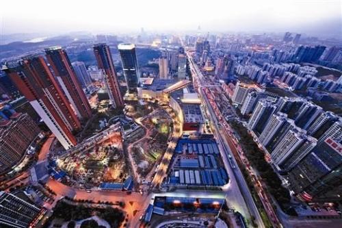 随着疫情防控基本平稳，房地产行业复工复产扎实推进，企业为了进一步弥补前期疫情对销售的负面影响，加大了推盘力度，力求资金尽快回笼。在市场预期稳步恢复的背景下，楼市成交也逐渐复苏。    　　中国指数研究院称，5月，地方政府在“房住不炒”的楼市调控总基调指导下，因城施策更加灵活，但是房地产市场恢复速度略显不同。其中，一线及核心二线城市市场需求整体恢复较快；部分三四线城市受人口、产业等多重因素影响，市场需求恢复相对缓慢。  　　中国指数研究院数据显示，截至6月7日，受监测的12个一二线主要城市库存总量环比微幅上升0.04%。截至6月首周，受监测城市中北京升幅较高，为4.44%；福州紧随其后，升幅为4.08%；温州升幅较小，为0.24%。监测城市中，东营库存环比降幅较高，为6.06%。    　　事实上，从5月开始，城市住宅新增供应量同环比均小幅上升。另外，受房企积极推盘叠加疫情期间积压的购房需求持续释放影响，多数城市市场交易逐步恢复，成交量同步上升。从销供比来看，一线城市去化能力更为乐观。截至5月底，重点城市中，南京、杭州属于库存吃紧较为严重的城市，当前去化周期分别为5.77个月、5.11个月。  　　克而瑞地产研究中心近日公布的报告指出，在成交明显复苏带动下，5月多数城市供求关系维持平衡。受监测的28个重点城市消化周期环比皆大幅收窄，八成以上城市降至18个月警戒线以下，杭州、济南等消化周期不足6个月。  　　从库存状况来看，28个城市当中六成以上城市供求比小于1；同时，六成以上城市库存面积环比有所回落。但同比来看，七成以上城市库存仍处上升通道，青岛、郑州、杭州等同比增幅超40%。  　　克而瑞方面认为，随着半年度业绩冲刺季的到来，房企必将加快供货节奏，供应有望放量增长，甚至创年内新高，预计6月市场仍将保持较高热度。  　　来源：经济参考报